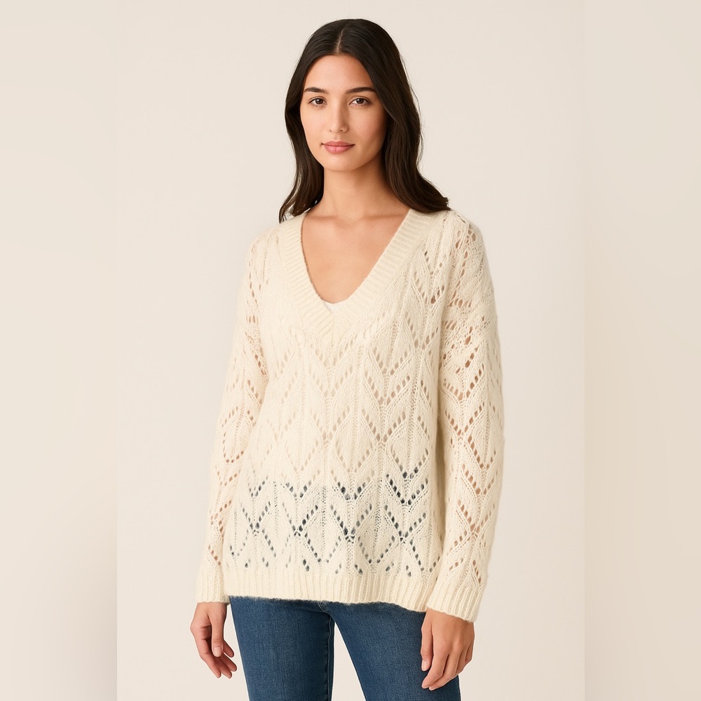 AMERICAN EAGLE Cream V-Neck Women's Sweater Medium